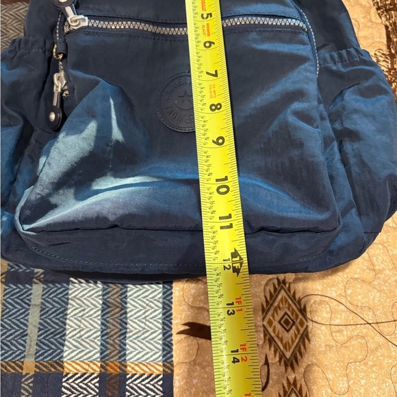 "Kaierwoke" backpack with silver zippers and a circular logo on the front - Picture 11 of 12